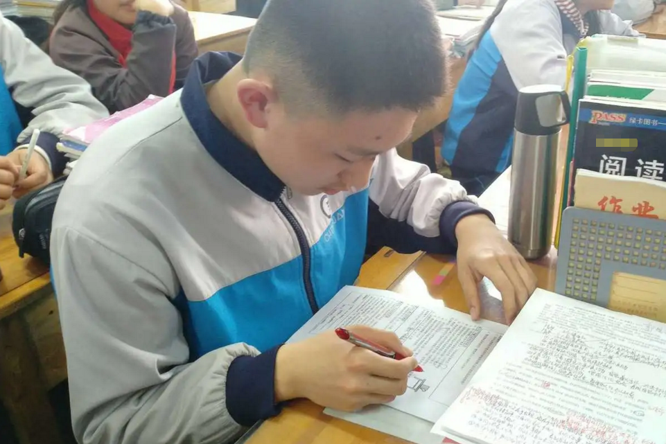 大中小学“暑假时间”公布，最长假期52天，学生心里乐开了花