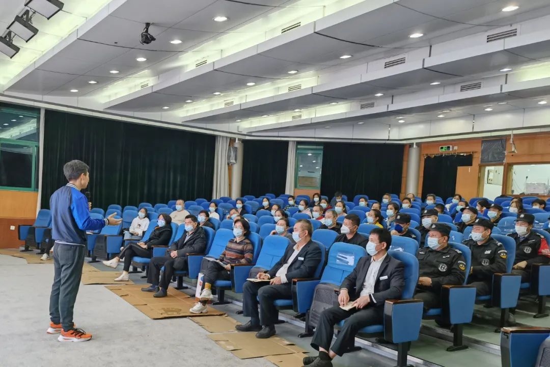 深圳第二实验学校｜师生封闭管理，头发长了咋办？