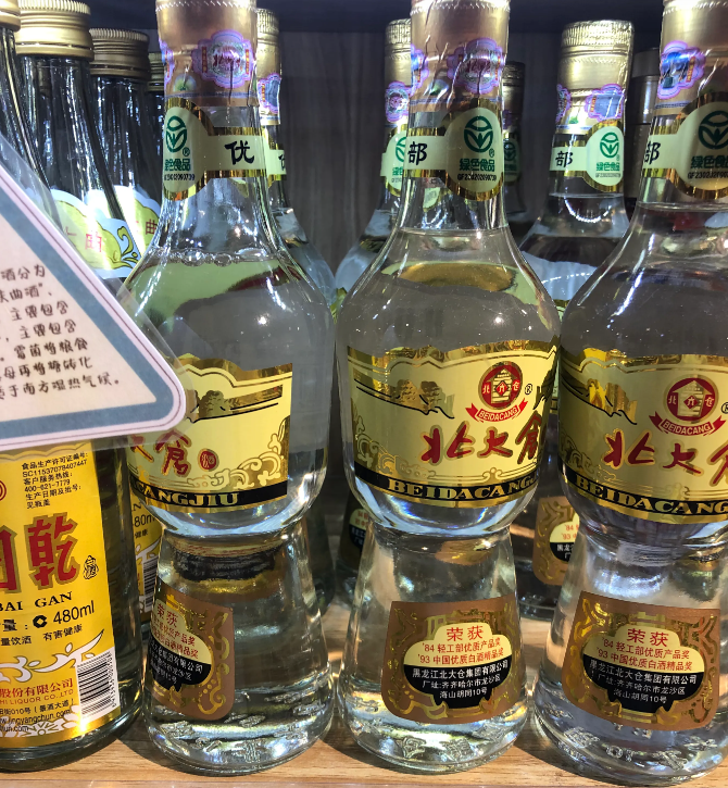 中国最“惨败”的4款白酒，便宜好喝纯粮酿，却常因包装丑被轻视