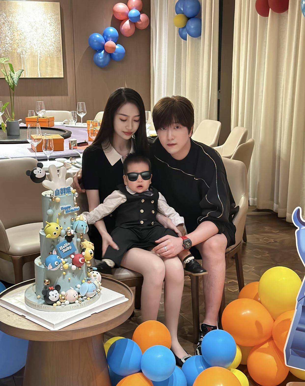 千万网红白冰自曝结婚生子!为孩子庆生,妻子身材美貌不输女明星