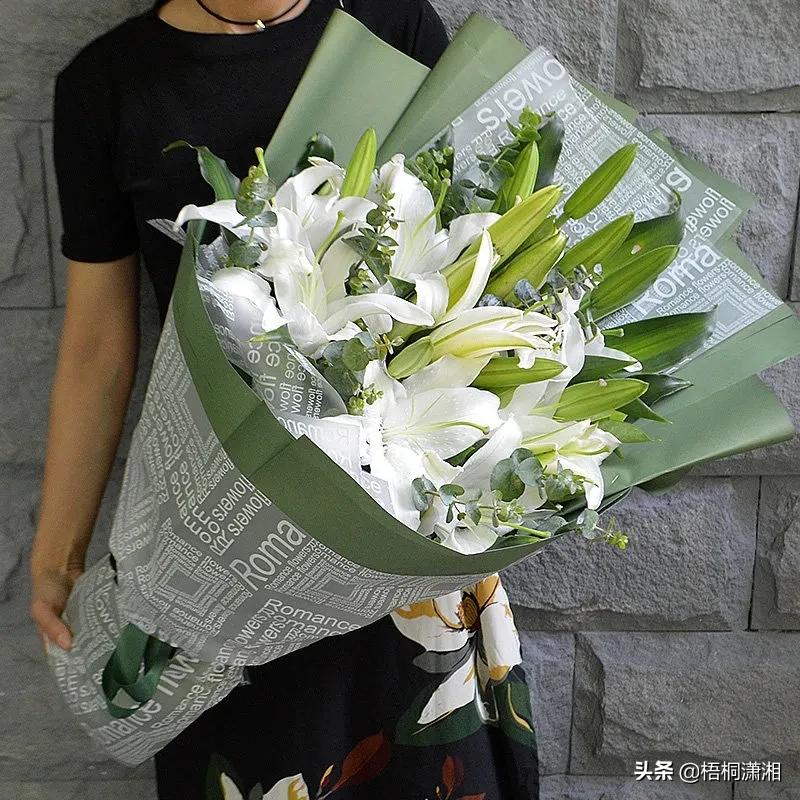 婚礼带花带哪边（婚礼那些人带配花）
