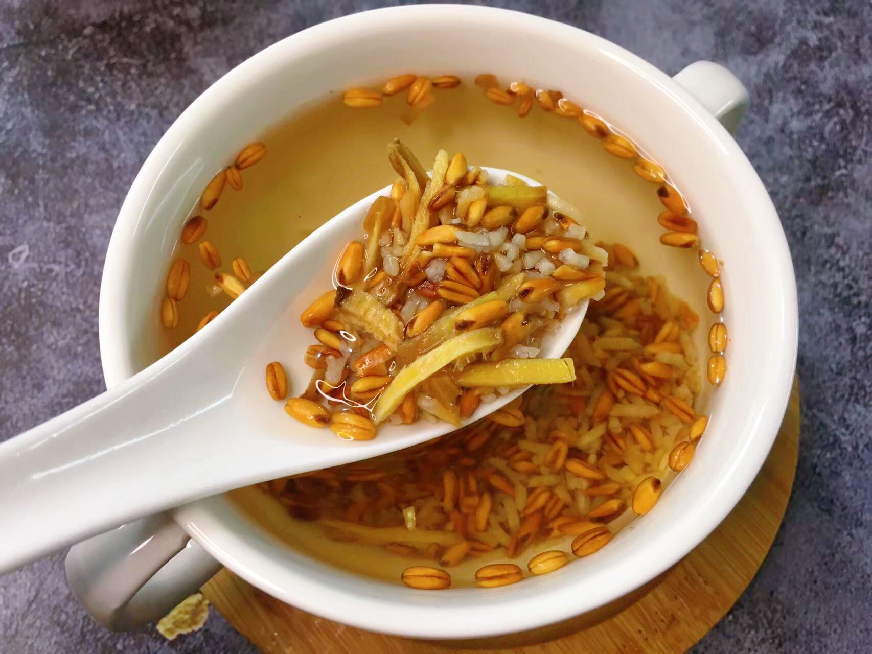 燕麥米和生薑炒一炒，沒想到這麼厲害，我傢一年四季都在喝