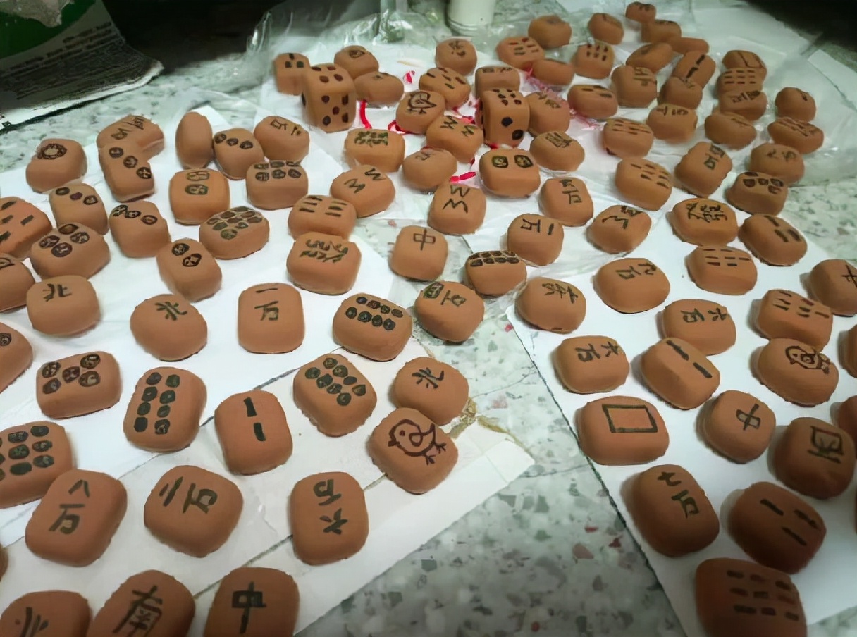 西安高校封校，女大学生自制麻将消磨时间，“幺鸡”成为最大亮点