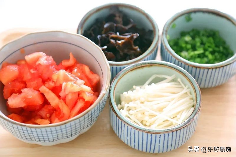 酸汤小酥肉，热热乎乎煮一锅，酸爽开胃，拌米饭能吃两碗