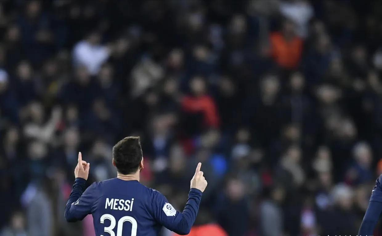 梅西角球直接进门（2：1！巴黎连胜扩大优势，梅西标志性世界波+再创纪录）-趣拿体育