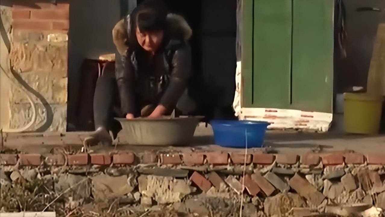 父母双亡，辽宁姑娘照顾瘫痪哥哥27年，至今55岁还未出嫁