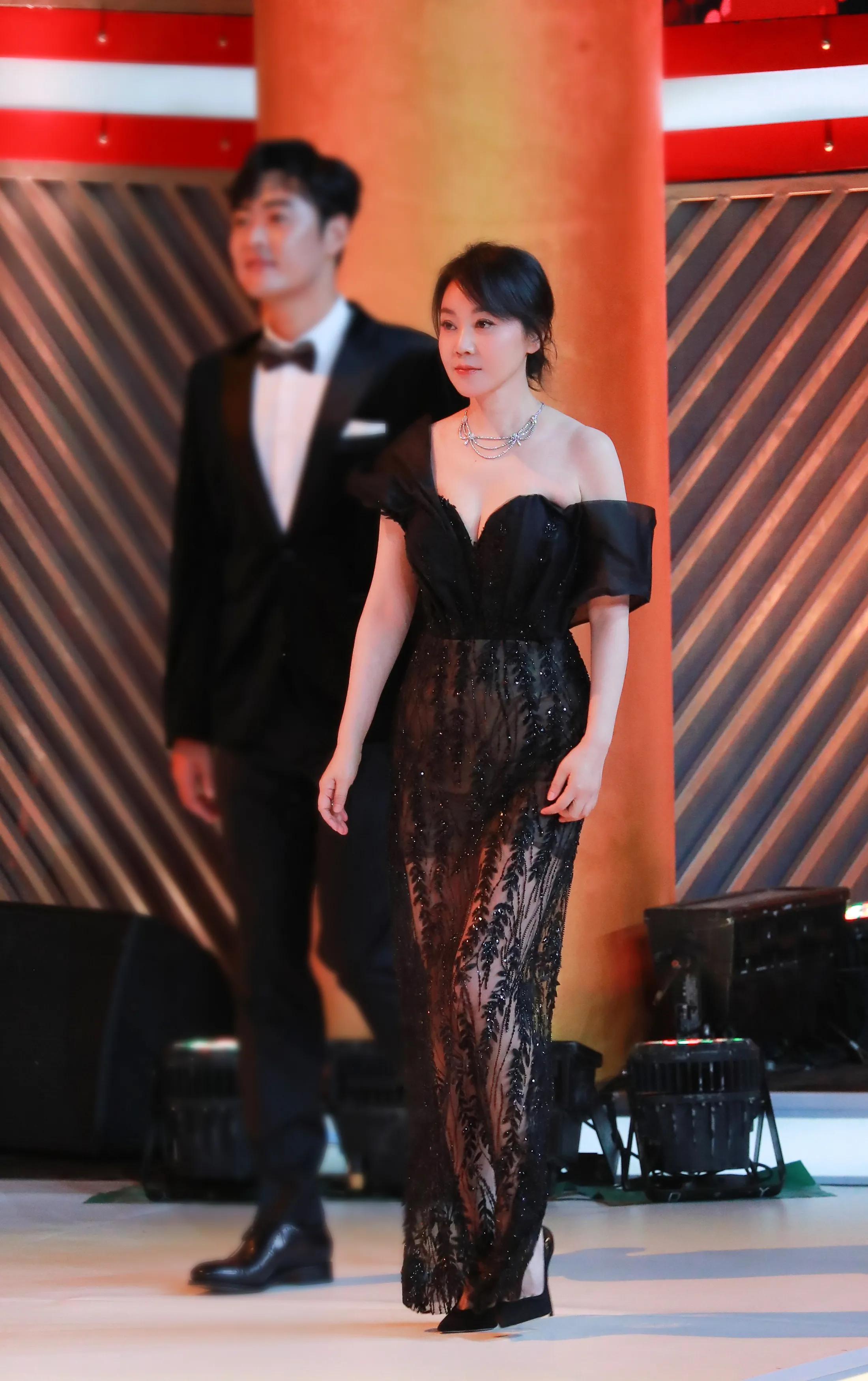 闫妮 一袭黑色薄纱礼服裙出席飞天奖颁奖典礼,优雅高贵,太美了