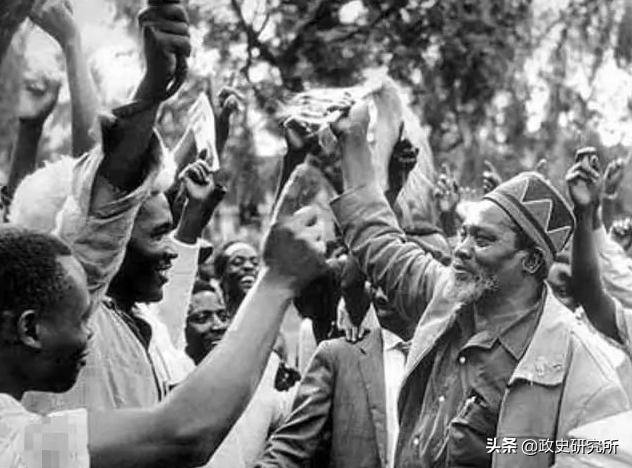 黑人留学生疯狂“猎艳”苏联女郎，遭苏联青年狂揍，引发黑人运动