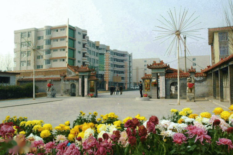 “世界小姐冠军”于文霞出身农村，2012年夺冠，后来投身公益事业