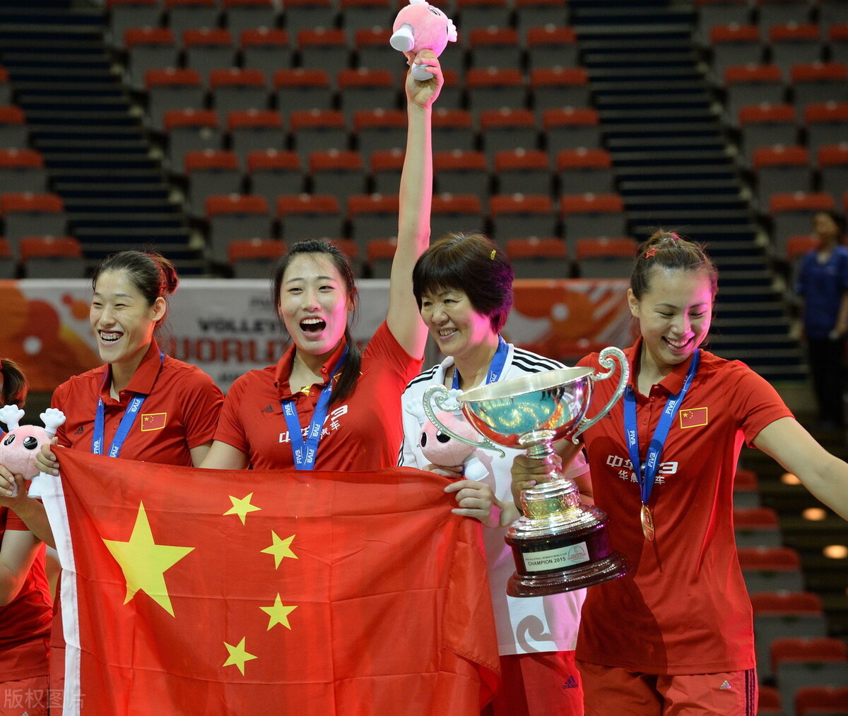 郎平执教中国女排夺冠7周年！世界杯改革，下一个冠军要等到何时