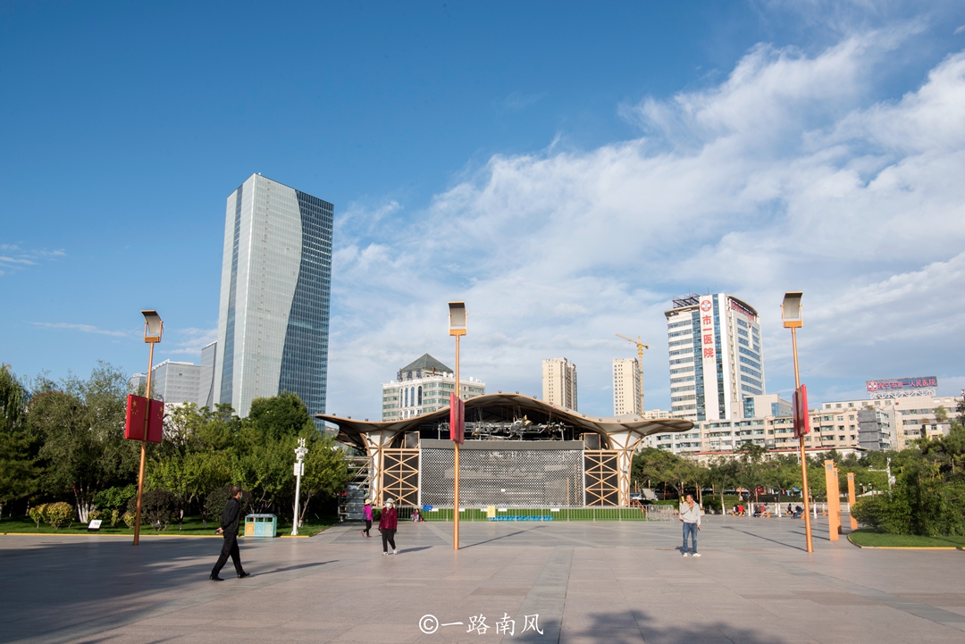 西宁是哪个省的城市(实拍西宁市中心，建筑摩登市容漂亮，四线城市却有二线城市的气质)