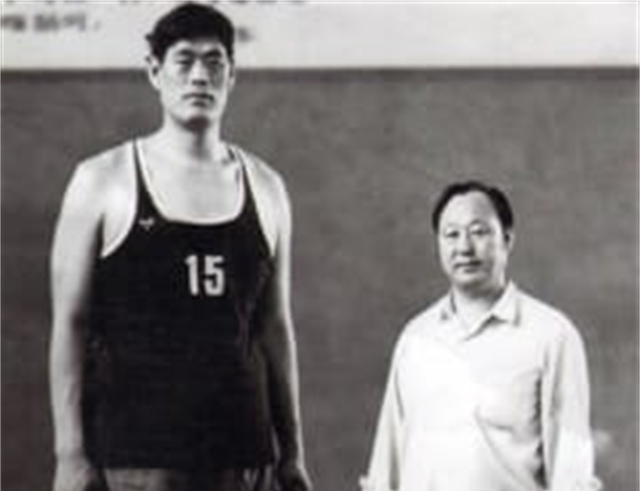 穆铁柱为什么不能去nba(2008年穆铁柱病逝，儿女都是正常身高，都没有继承父亲的事业)