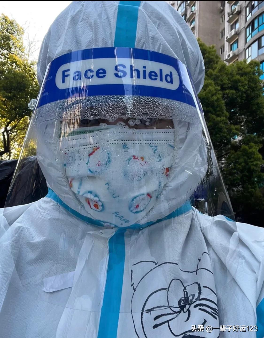 老娘舅张玉霞律师疫情期间争当“大白”，工作之余流露童心一面