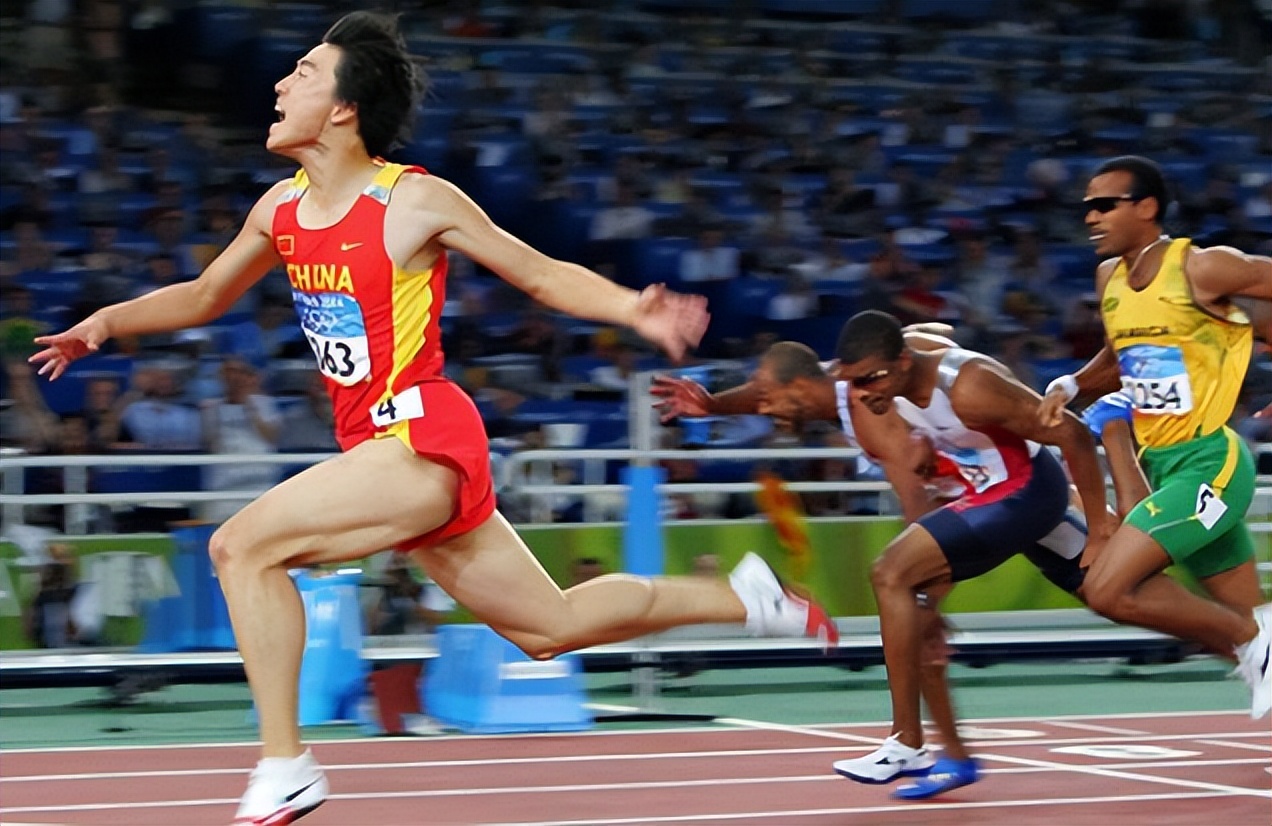 梅里特保持的,他曾经跑出过12秒80的世界纪录,而刘翔则是因为阿伦的