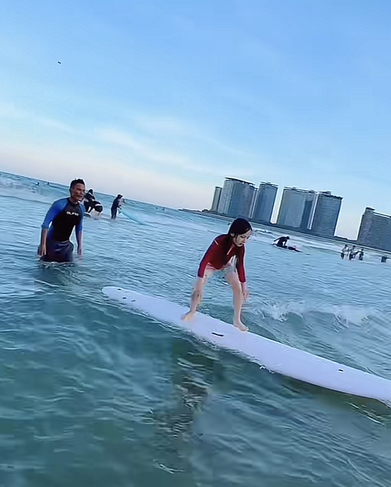 陈浩民蒋丽莎夫妇带四娃游玩，海边冲浪画面温馨，四个孩子颜值高