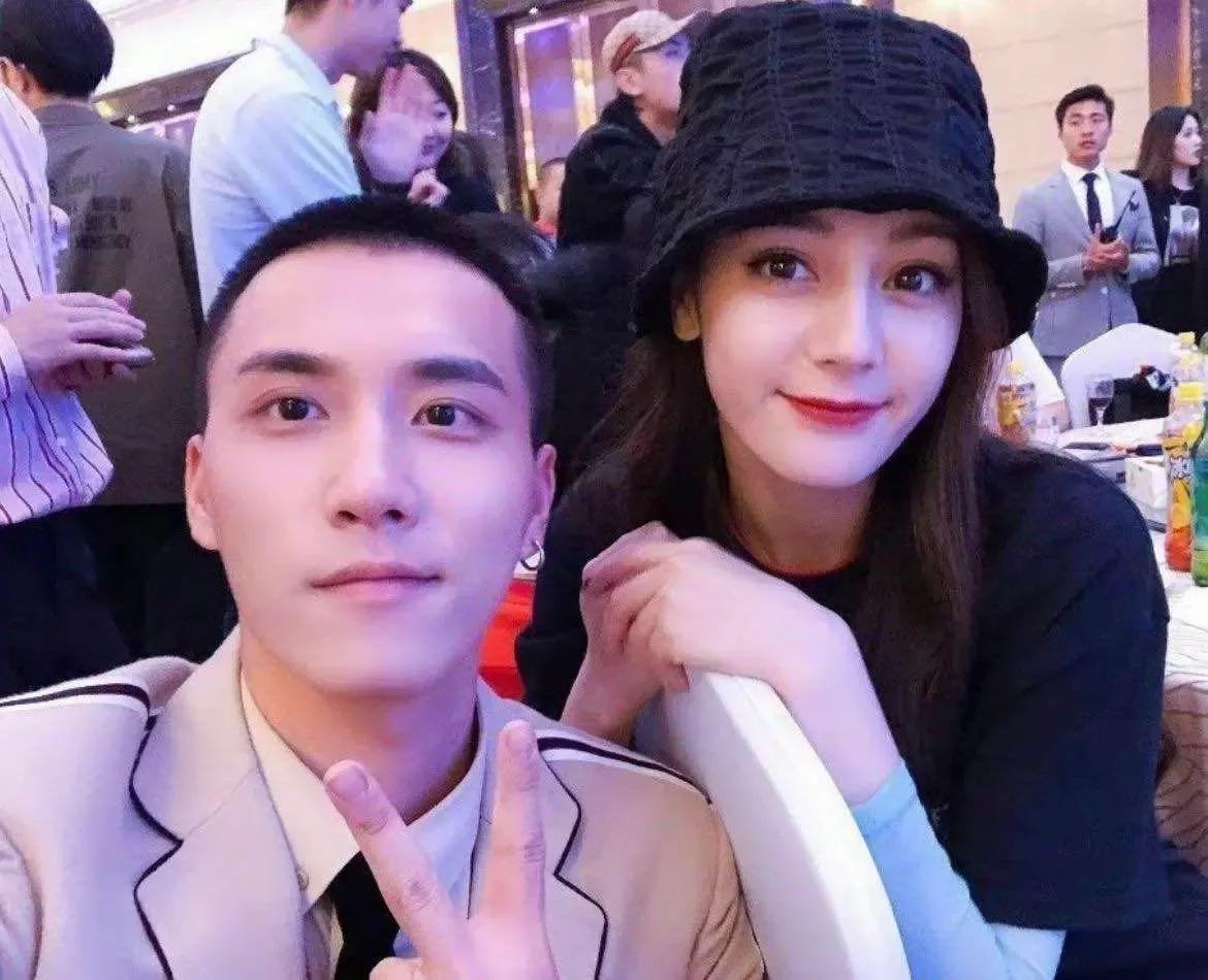 看了迪丽热巴跟别人的合影,才发现她的颜值有多优越