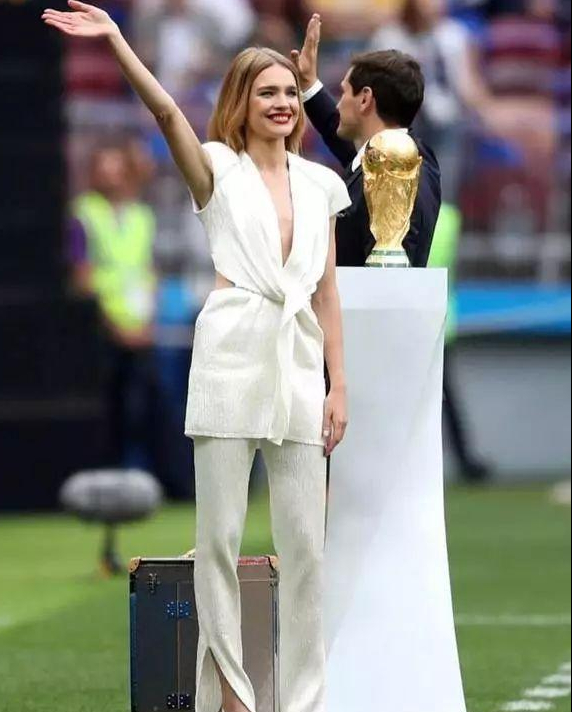 吉娘娘2014年世界杯（超模也爱足球，34岁吉娘娘、36岁水果娜，助阵本国世界杯开幕式）