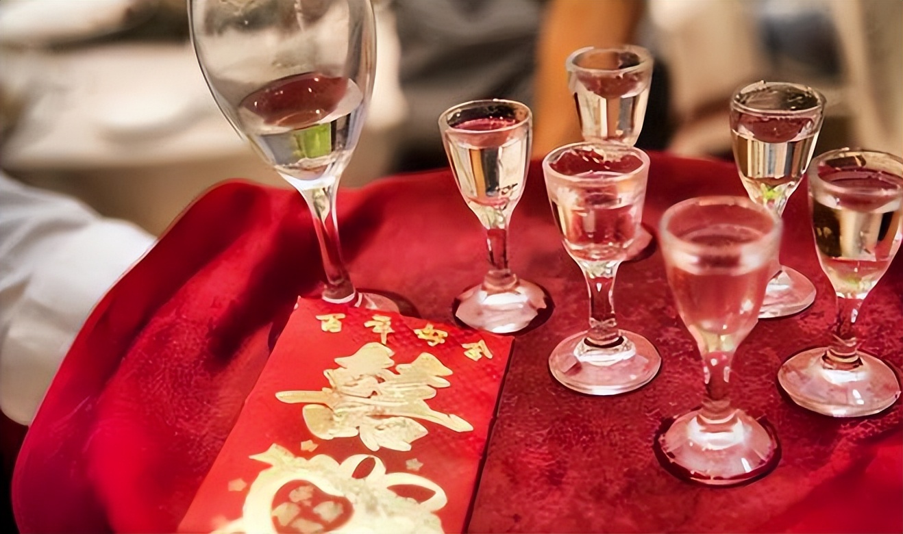 举办婚宴,说什么祝酒词能显得大方得体?行家:记牢"3句话"