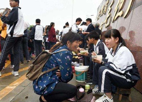 高考为啥规定用2B铅笔涂卡？看完电脑阅卷的样子，或许就明白了