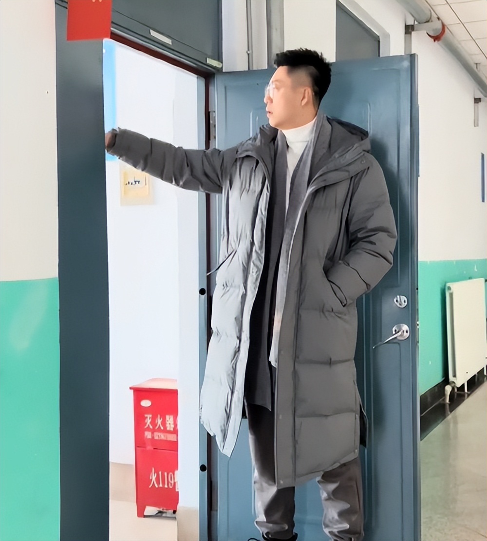 吉林一大学男教师走红，身高190身材如男模，堪称行走的招生简章