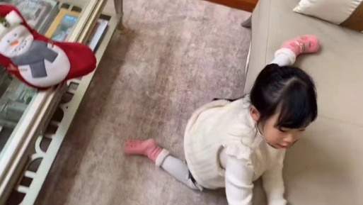 伊能静开心晒女儿送的新年礼物，小米粒紧搂妈妈贴脸合照，超有爱