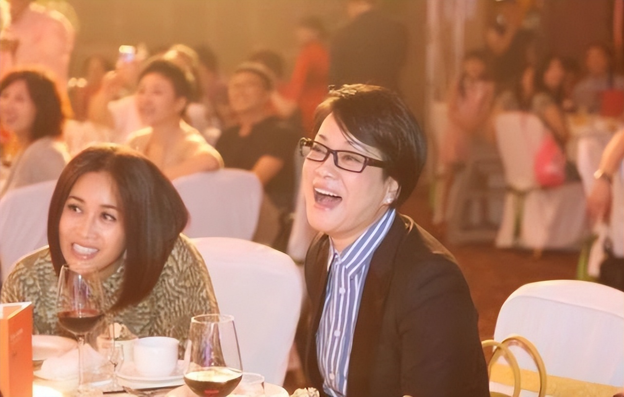 毛阿敏：40岁嫁百亿富商，43岁生二胎，58岁丈夫去世独自养2娃