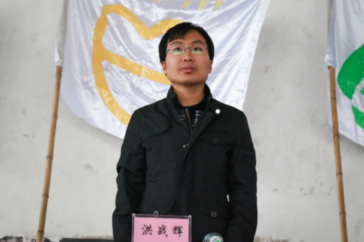 18年前，带着妹妹读大学，在学校捡破烂的21岁河南男孩，如今咋样