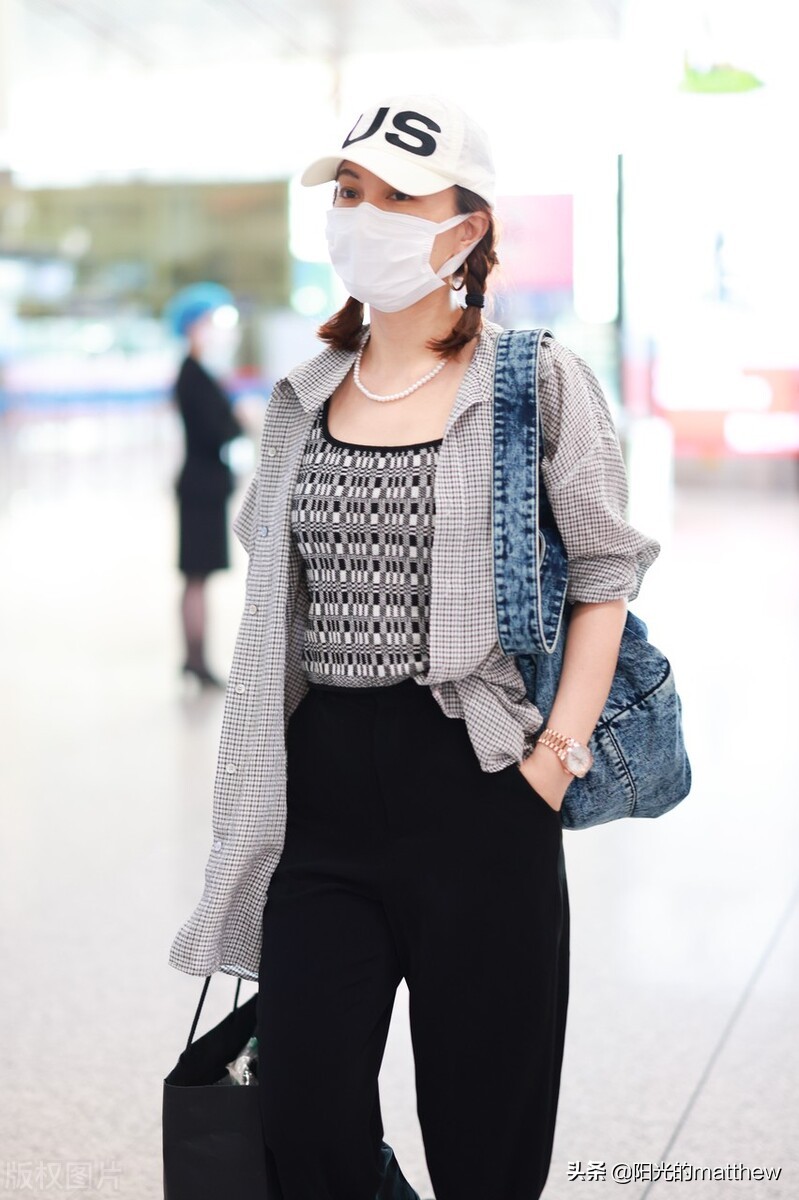 吴昕现身北京机场，头戴棒球帽梳两个麻花辫俏皮可爱