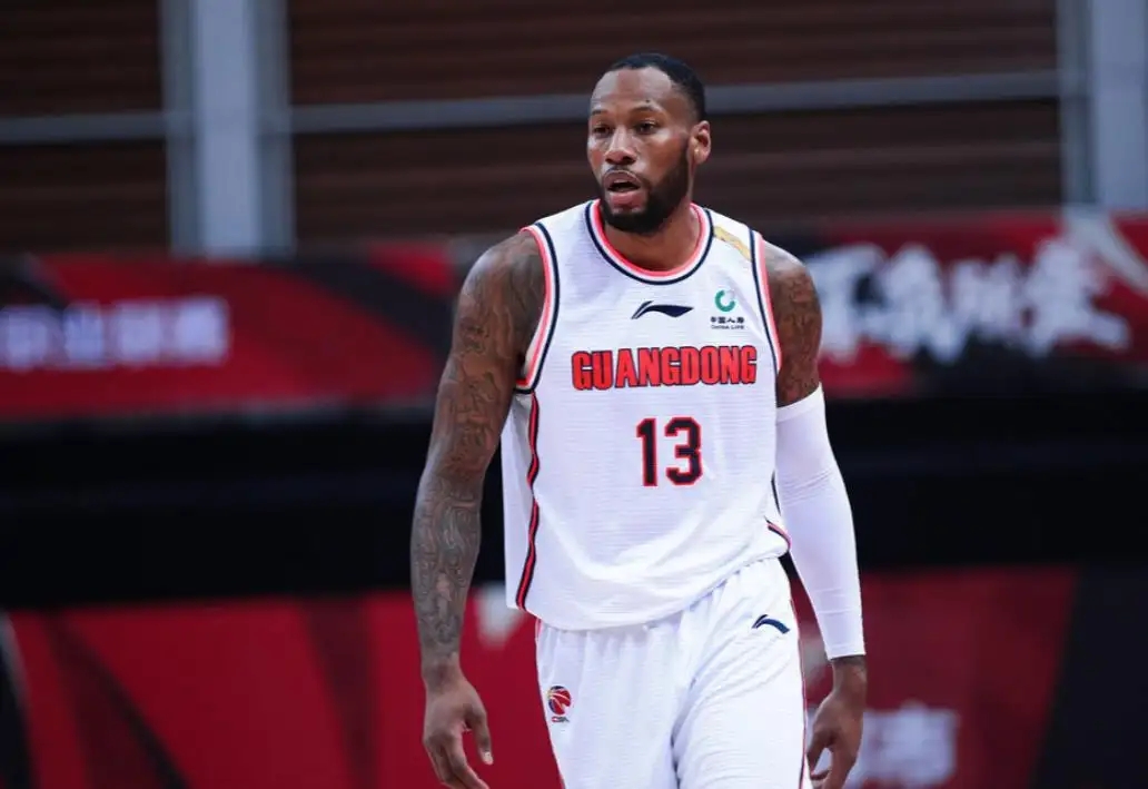 为什么cba裁判都偏广东队（为何CBA裁判偏袒广东队？球迷爆发那天或许姚明后悔已经晚了）-趣拿体育