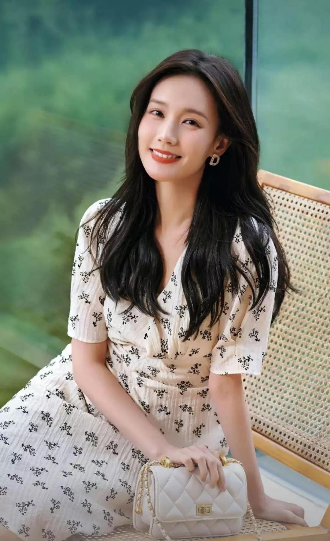 手机桌面，明星许龄月、鞠婧祎、李一桐和孙晓伦