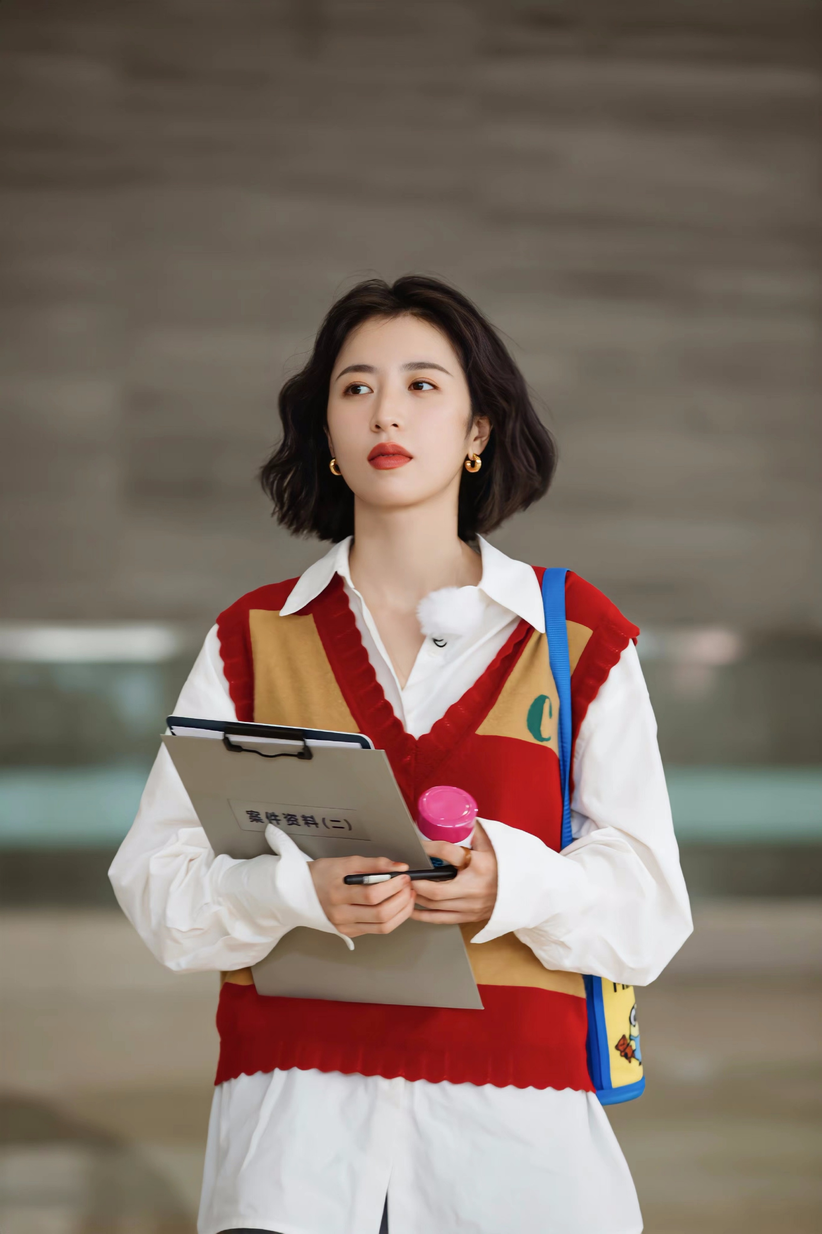 周雨彤演绎格兰芬多色系穿搭俏皮少女感十足