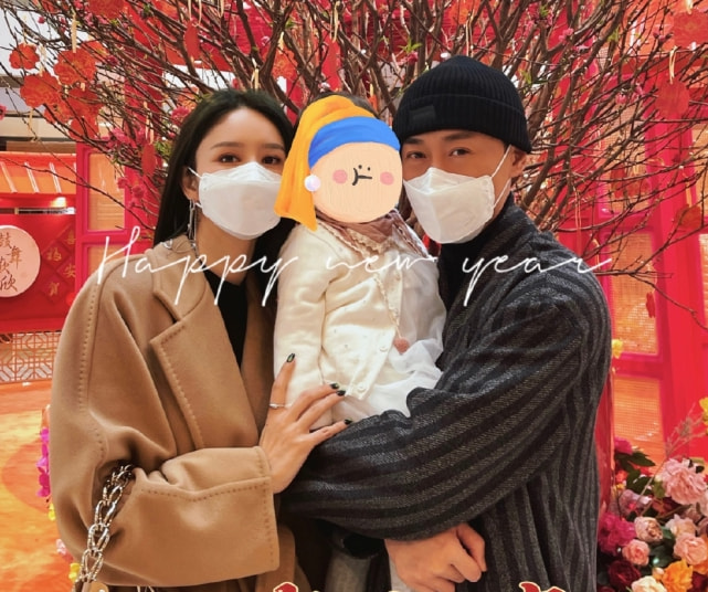 林峯带妻女出游，掌镜拍下张馨月和女儿温馨瞬间，一家三口好幸福