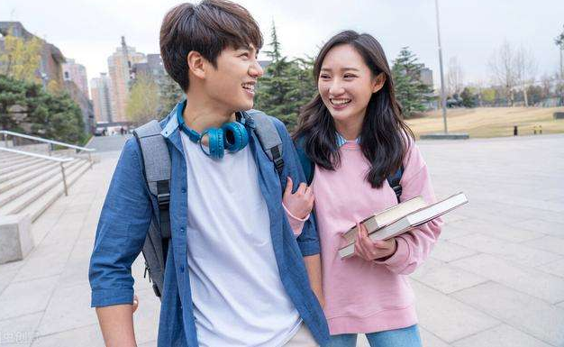 大学的校门口，等女朋友放学的男生能多统一？不看是真不知道