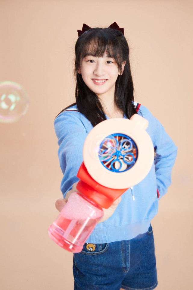 田亮女儿生日大片曝光，14岁森碟笑眼弯弯，乖乖女发型好文静