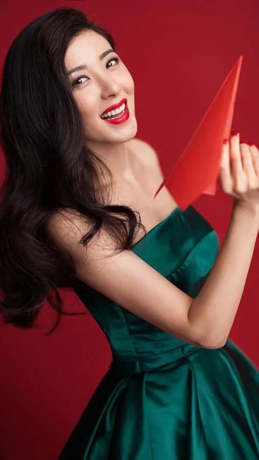 绝色美女曾黎身穿吊带内衣露美背！魔鬼身材性感火辣