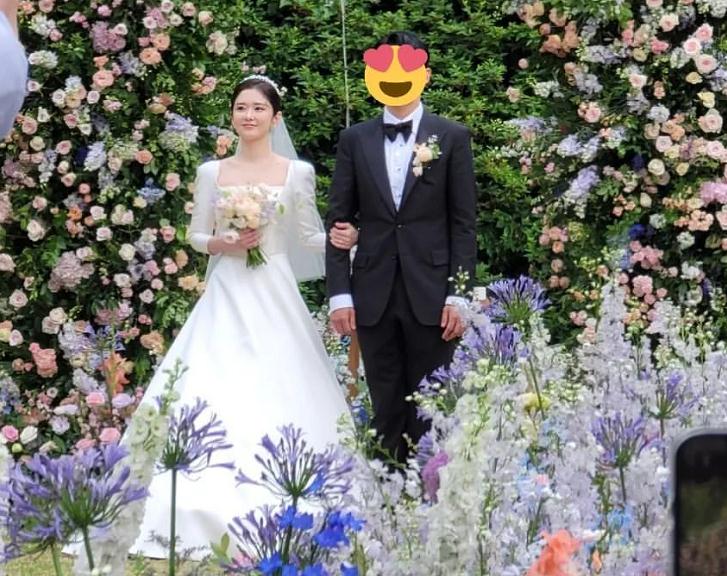 张娜拉婚礼现场和孙艺珍差不多：婚纱照首次曝光，新娘子现场跳舞