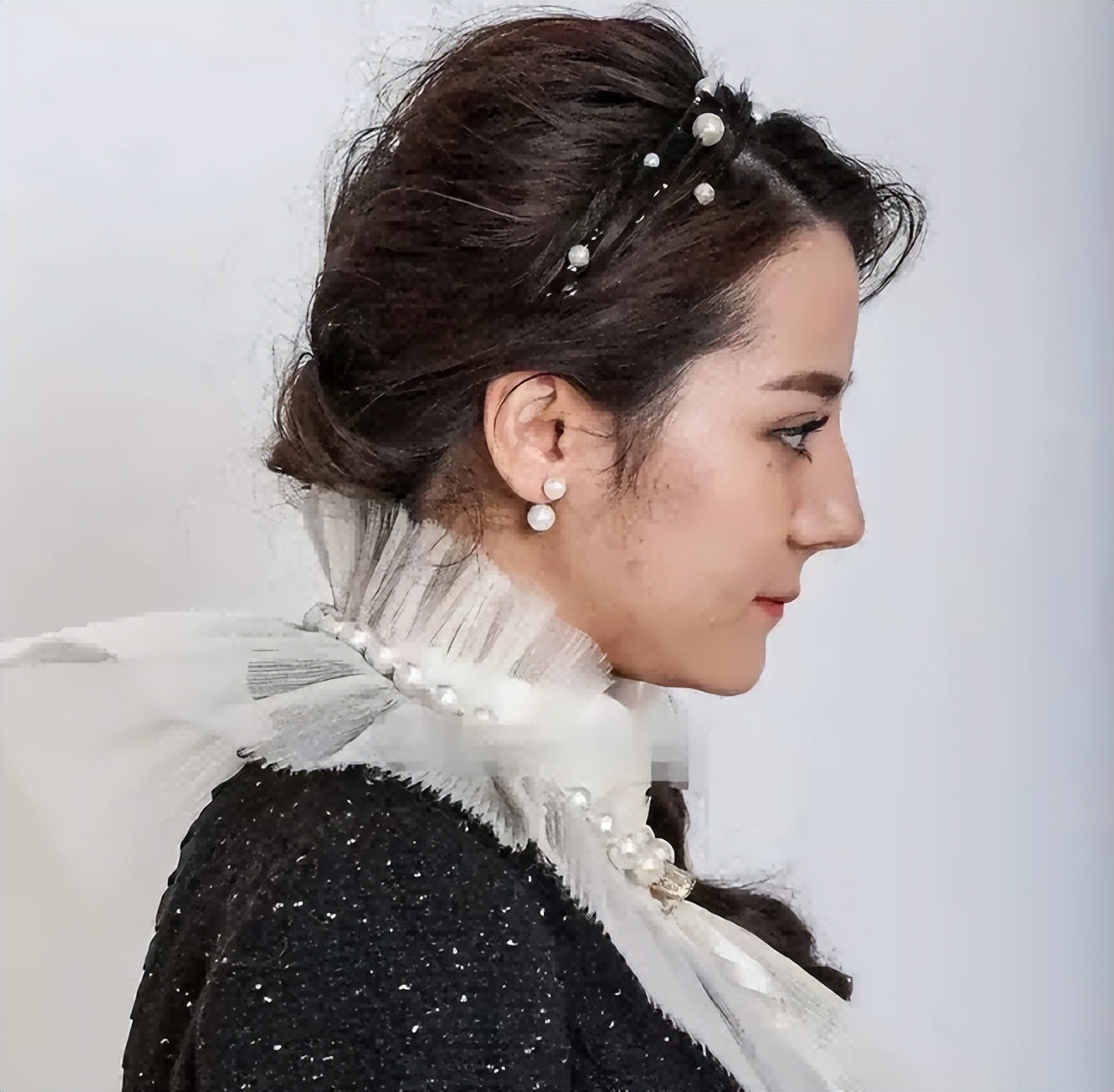 痘痘脸、赘肉、五五分！生图里的女星，让我看见了人间真实