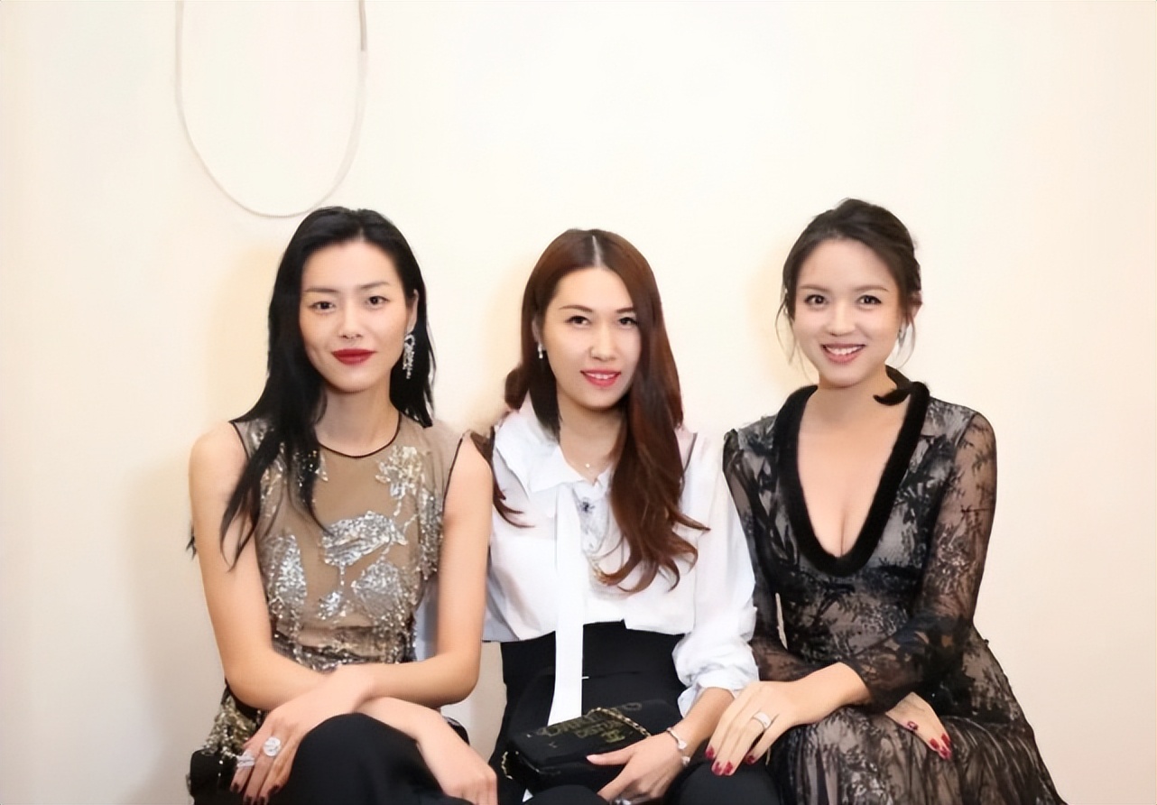 张梓琳和刘雯同框,同穿纱裙美得各不相同,气质上却更胜一筹