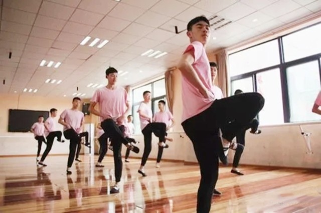 不靠颜值靠实力的三胞胎兄弟，原来学舞蹈，现在成了军营男子汉