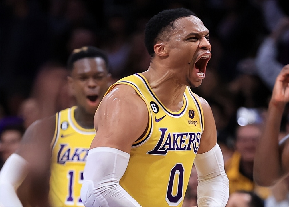 今天nba球員為什么跪地（巨大爭議！湖人客場連遭誤判，詹姆斯咆哮+跪地，輿論一邊倒）