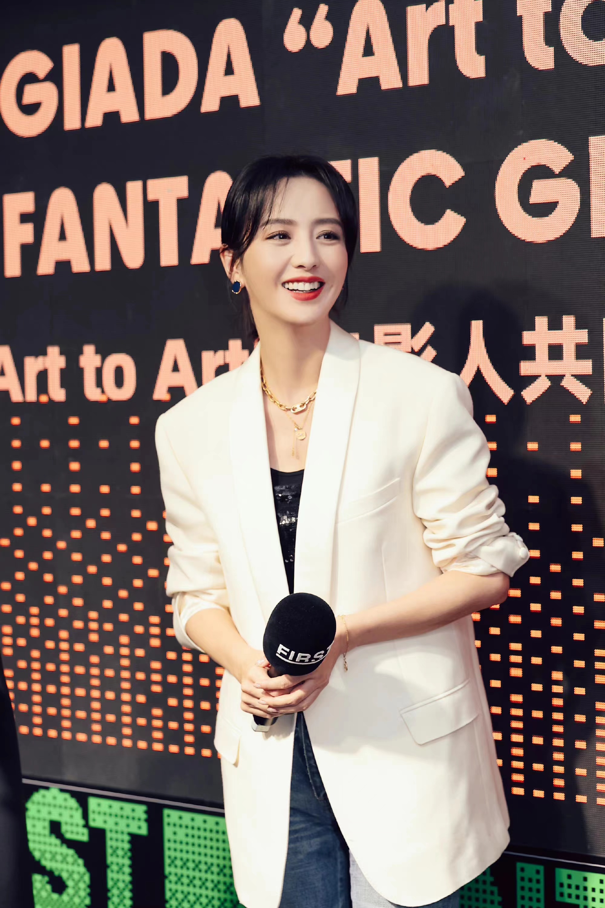 佟丽娅亮相活动,白色西装搭配牛仔裤,随性优雅又干练!