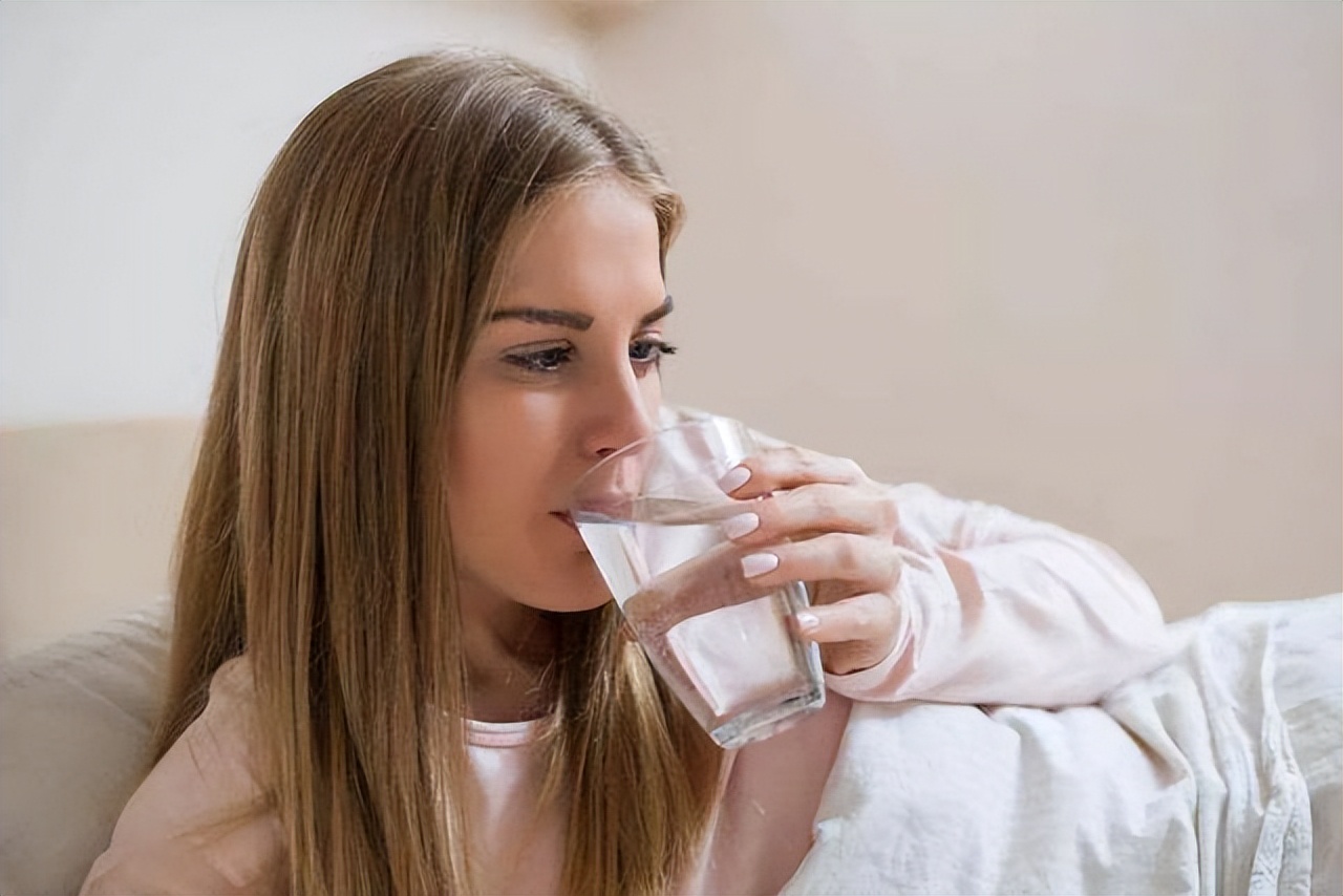 早上喝杯温水被称为“金水”，但患心脑血管疾病的几率也相对较高