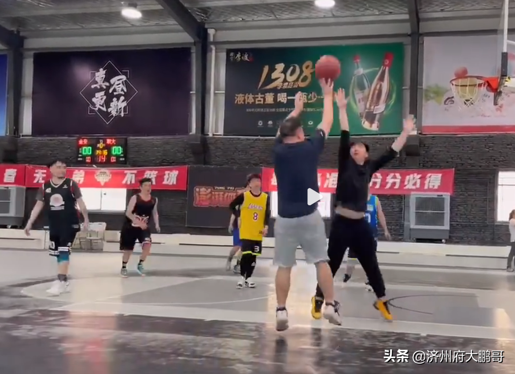 打篮球的男生视频(德云社阎鹤祥晒打篮球视频，六个进球不重样，还引来美女网红围观)