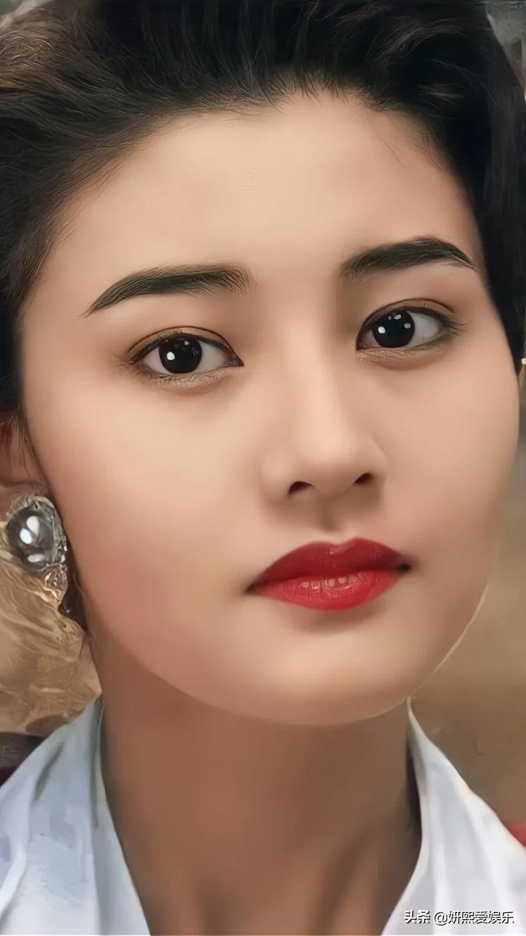 最美的港姐李嘉欣，明艳精致，漂亮大气