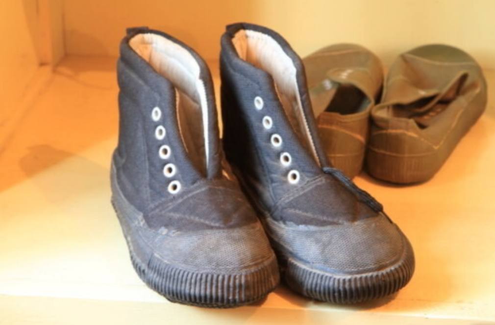 1982年，内蒙女教师花20元给学生买鞋，25年后，学生送房报答恩师