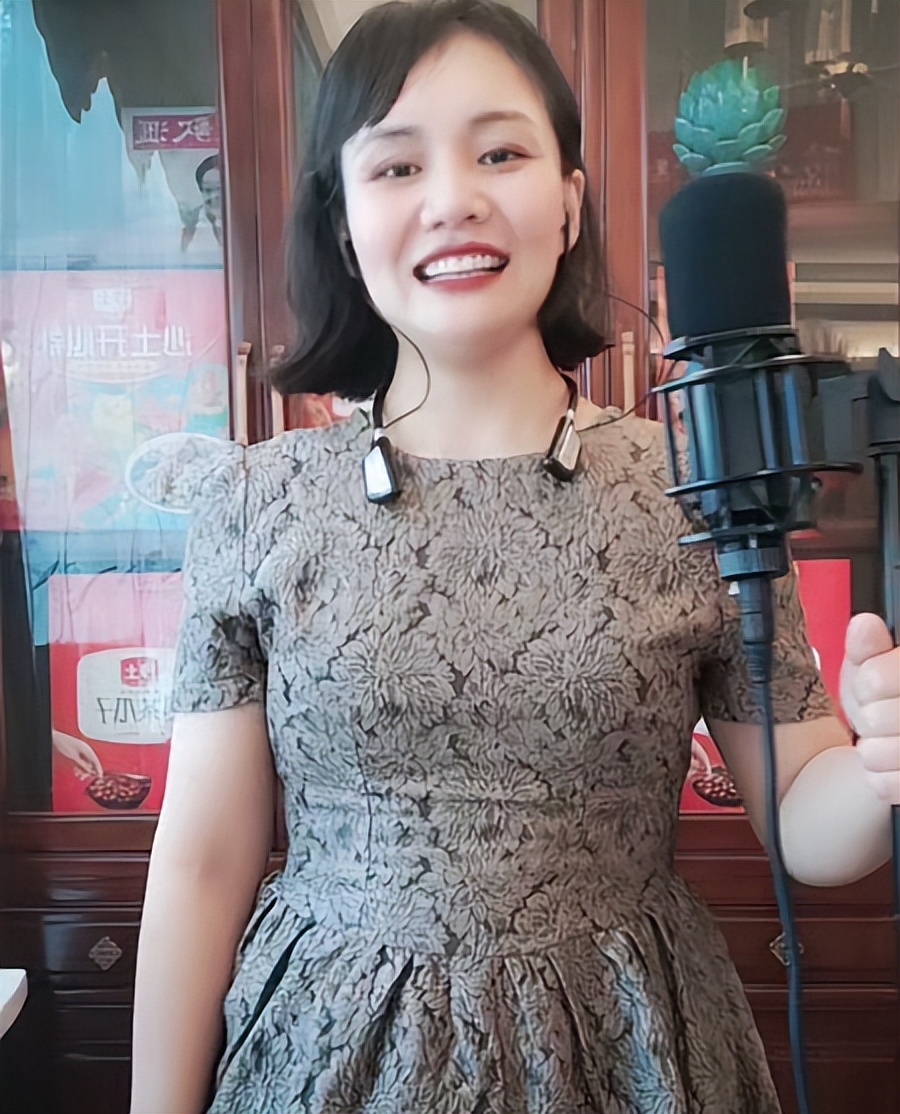 新发型亮相(军旅歌手袁庆新发型亮相,颜值惊艳显冻龄,深情献唱泪洒