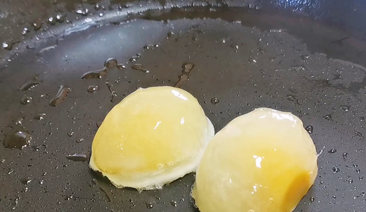 新手如何煎鸡蛋（6步教你做新颖的煎鸡蛋方法）