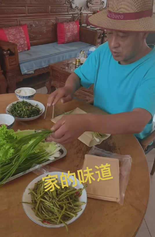 跟着赵本山赚不到钱？刘小光晒午饭：煎饼卷小葱，居住环境简陋
