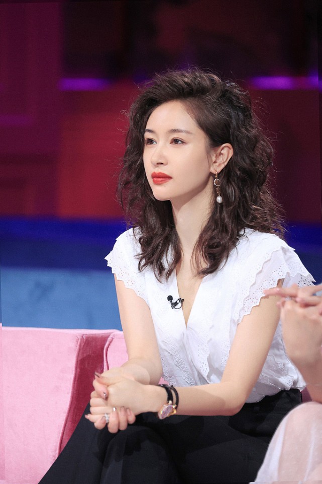 王子文的发型太有气场了,别看个子小,但泡面头真挺凌厉的