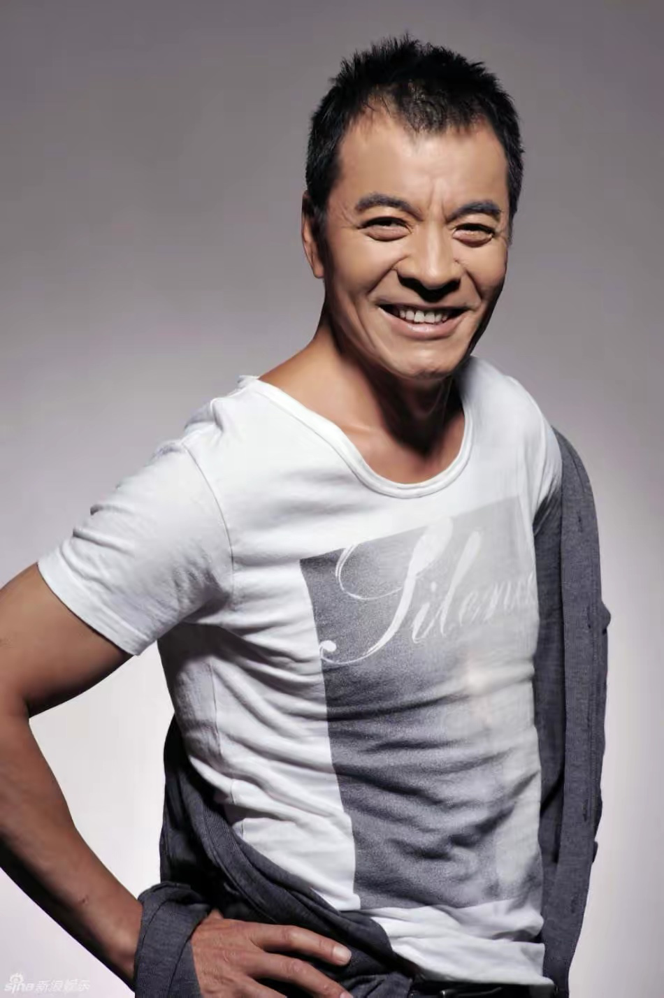 演员刘威：51岁老来得子，64岁还在拼命工作，儿子还小不敢老去